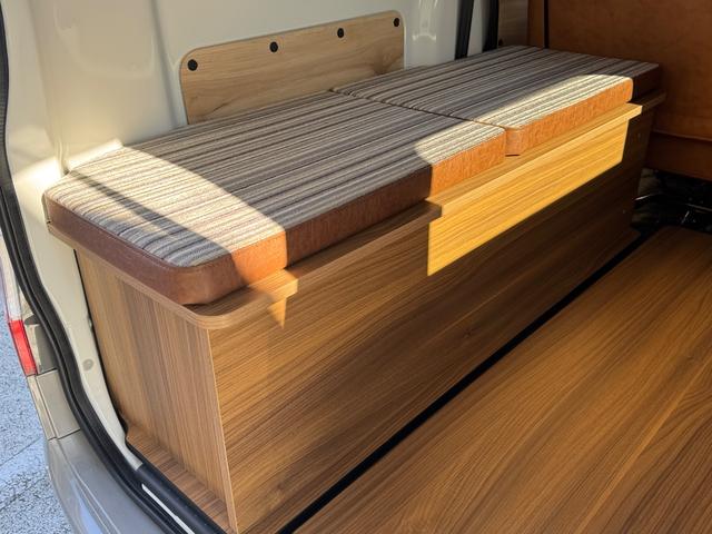 タウンエースバン GL 新車/Luana/スムースグレー/ツートンペイント/ベッドキット/床パネル/コーデュロイシートカバー/ウッドパネル/ナビ/ETC/バックカメラ/テーブル/キャンプ仕様/タウンエースカスタム/車中泊仕様(25枚目)