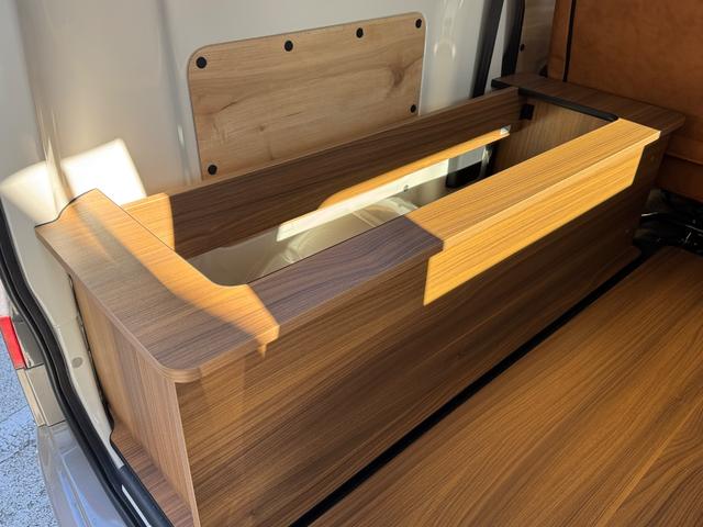 タウンエースバン GL 新車/Luana/スムースグレー/ツートンペイント/ベッドキット/床パネル/コーデュロイシートカバー/ウッドパネル/ナビ/ETC/バックカメラ/テーブル/キャンプ仕様/タウンエースカスタム/車中泊仕様(26枚目)