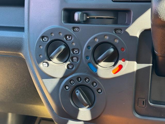 タウンエースバン GL 新車/Luana/スムースグレー/ツートンペイント/ベッドキット/床パネル/コーデュロイシートカバー/ウッドパネル/ナビ/ETC/バックカメラ/テーブル/キャンプ仕様/タウンエースカスタム/車中泊仕様(73枚目)