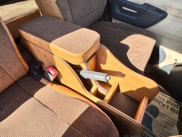 タウンエースバン GL 新車/Luana/スムースグレー/ツートンペイント/ベッドキット/床パネル/コーデュロイシートカバー/ウッドパネル/ナビ/ETC/バックカメラ/テーブル/キャンプ仕様/タウンエースカスタム/車中泊仕様(77枚目)