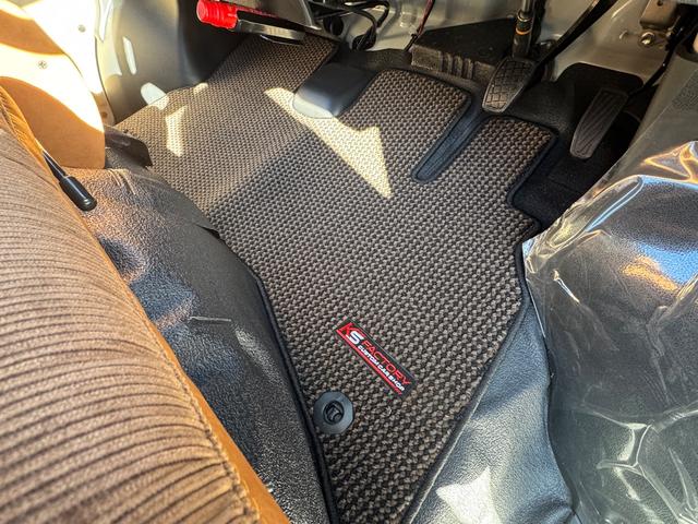 タウンエースバン GL 新車/Luana/スムースグレー/ツートンペイント/ベッドキット/床パネル/コーデュロイシートカバー/ウッドパネル/ナビ/ETC/バックカメラ/テーブル/キャンプ仕様/タウンエースカスタム/車中泊仕様(78枚目)