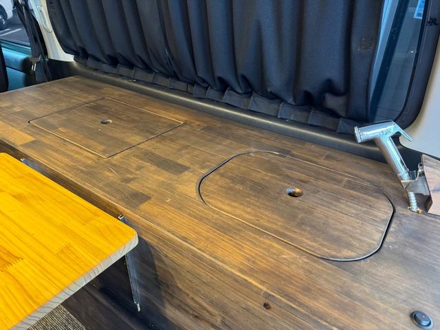 ハイエースバン スーパーＧＬ　ディーゼル車／モデリスタフルエアロ／ベッドキット／４１５コブラ／ＬＥＤテール／ハイマウント／ローダウン／ＣＲＳ／ＥＳＳＥＸ／１７ＡＷ／８インチナビ／バックカメラ／ＥＴＣ／キャンピングカー／車中泊仕様（17枚目）