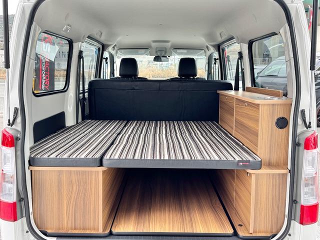 タウンエースバン ＧＬ　新車／Ｌｕａｎａ／ベッドキット／床パネル／ブラック内装カバー／シートカバー／ウッドパネル／ナビ／ＥＴＣ／バックカメラ／テーブル／キャンプ仕様／タウンエースカスタム／車中泊仕様新車／ＬＥＤヘッドランプ（13枚目）