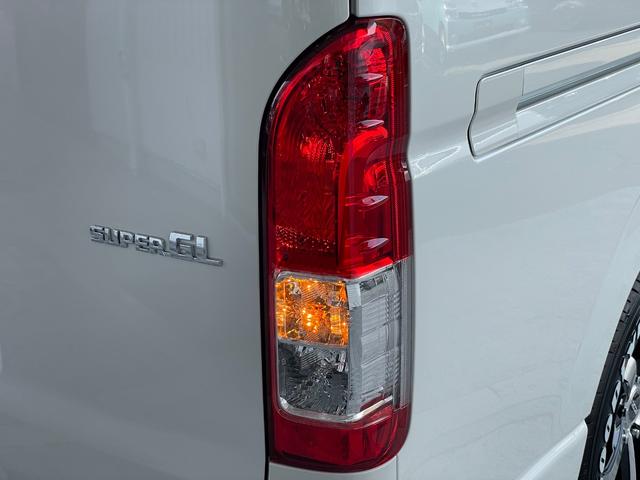 ハイエースバン スーパーＧＬ　ダークプライムＩＩ　ディーゼル車／ＡＬＰＩＮＥ１１インチＢＩＧＸナビ／ローダウン／４１５ＣＯＢＲＡフロントリップ／ＥＳＳＥＸ　ＥＣ－１７ＡＷ／ベッドキット／ＥＴＣ／バックカメラ／ＬＥＤヘッドランプ／両側パワースライドドア（51枚目）