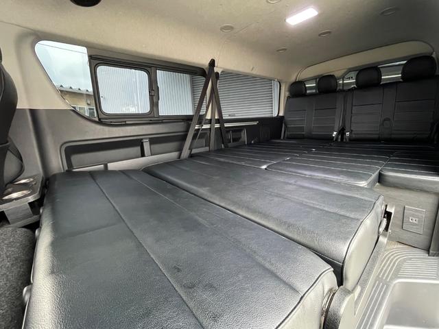 ハイエースワゴン ＧＬ　ＦＬＥＸ内装ＶＥＲ２／３人掛けベンチシート／フルフラットベッド／後席モニター／ナビ／ＥＴＣ／１７ＡＷ／バルベログランデ／フロントスポイラー／ローダウン／サブモニター／バッドフェイスボンネット（7枚目）