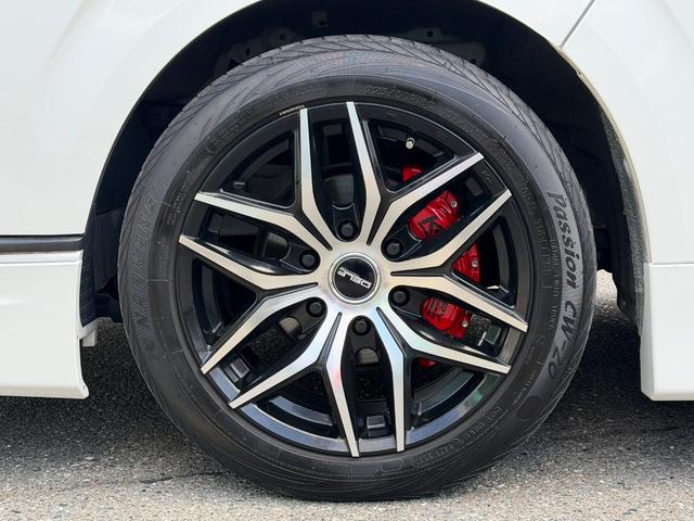 ハイエースバン スーパーＧＬ　ダークプライムＩＩ　ディーゼル／新品モデリスタフルエアロ／アルパイン１１インチＢＩＸ／新品ベッドキット／新品３Ｄシートカバー／ＫＳＦマフラーカッター／ＥＴＣ／ＫＳＦキャリパーカバー／ＤＥＬＦ０１／１８ＡＷ／ローダウン（21枚目）