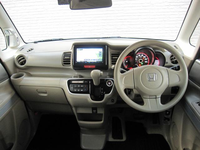 ダッシュボードやメーターパネル周辺も丁寧にクリーニング済み！ホコリや指紋もなく、スッキリ清潔な印象♪