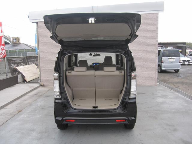 ラゲッジルーム（トランク）内も隅々まで清掃済み！砂やホコリも除去され、荷物も気持ちよく積める清潔な空間です♪