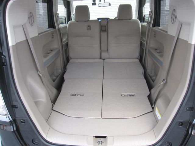 ラゲッジルーム（トランク）内も隅々まで清掃済み！砂やホコリも除去され、荷物も気持ちよく積める清潔な空間です♪