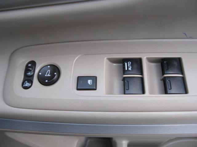 パワーウィンドウスイッチ周辺も丁寧にクリーニング済み！細部まで手入れが行き届いていて気持ちいい♪