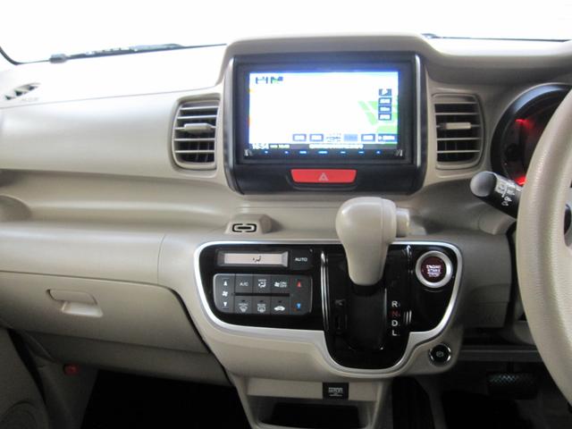 ダッシュボードやメーターパネル周辺も丁寧にクリーニング済み！ホコリや指紋もなく、スッキリ清潔な印象♪