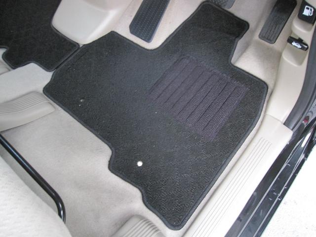 足元のマットは取り外してしっかり洗浄済み！見た目もにおいもすっきり清潔に♪