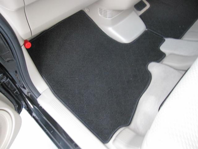 足元のマットは取り外してしっかり洗浄済み！見た目もにおいもすっきり清潔に♪