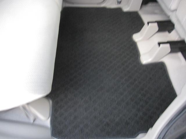 足元のマットは取り外してしっかり洗浄済み！見た目もにおいもすっきり清潔に♪