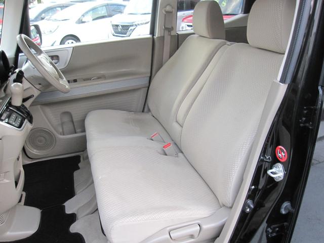 助手席も丁寧にクリーニング済み！ニオイやシミもなく、乗る人みんなが快適に過ごせる清潔空間です♪足元広々＆くつろぎの座り心地！同乗者も快適に過ごせます◎