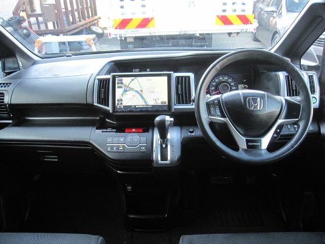 ダッシュボードやメーターパネル周辺も丁寧にクリーニング済み！ホコリや指紋もなく、スッキリ清潔な印象♪