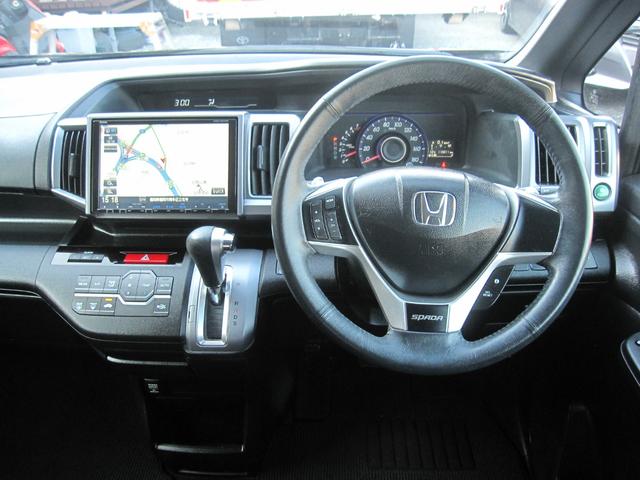 ダッシュボードやメーターパネル周辺も丁寧にクリーニング済み！ホコリや指紋もなく、スッキリ清潔な印象♪