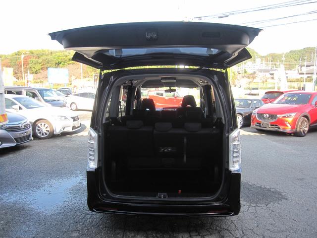 ラゲッジルーム（トランク）内も隅々まで清掃済み！砂やホコリも除去され、荷物も気持ちよく積める清潔な空間です♪