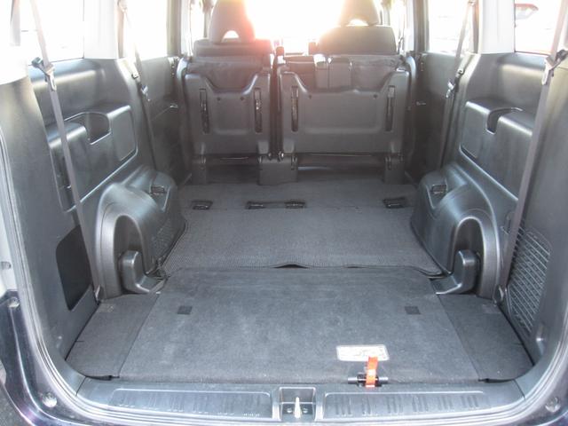 ラゲッジルーム（トランク）内も隅々まで清掃済み！砂やホコリも除去され、荷物も気持ちよく積める清潔な空間です♪