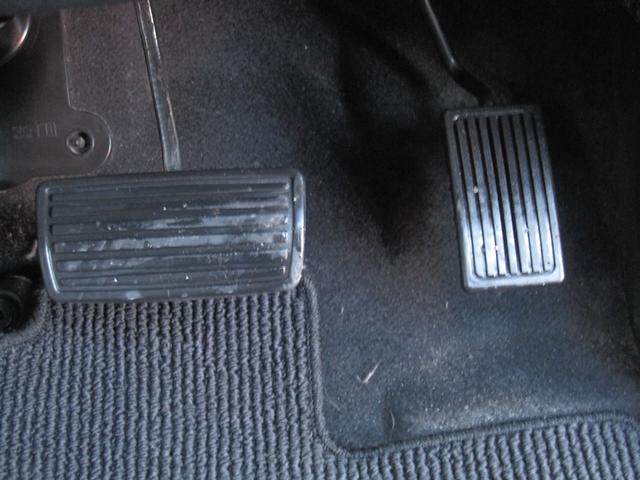 足元のペダルも丁寧に清掃済み！汚れやホコリを取り除いて、見た目も操作感もスッキリ清潔♪