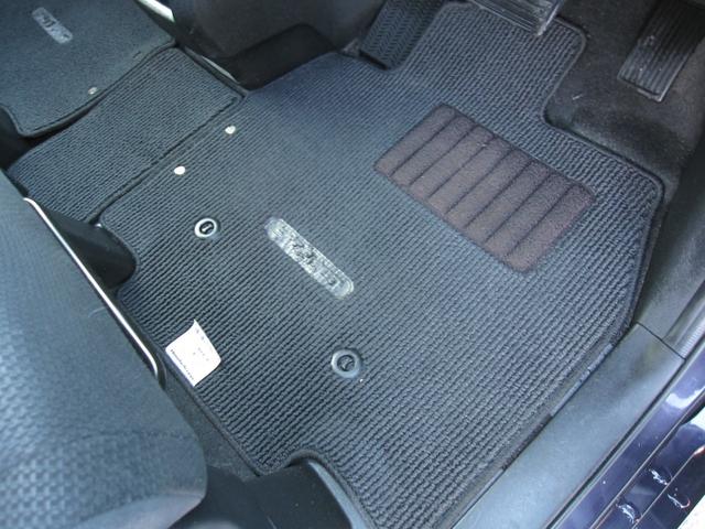 足元のマットは取り外してしっかり洗浄済み！見た目もにおいもすっきり清潔に♪