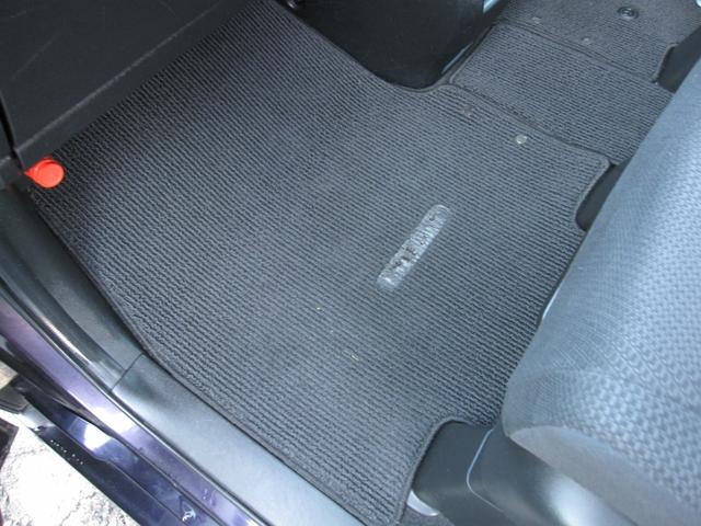 足元のマットは取り外してしっかり洗浄済み！見た目もにおいもすっきり清潔に♪