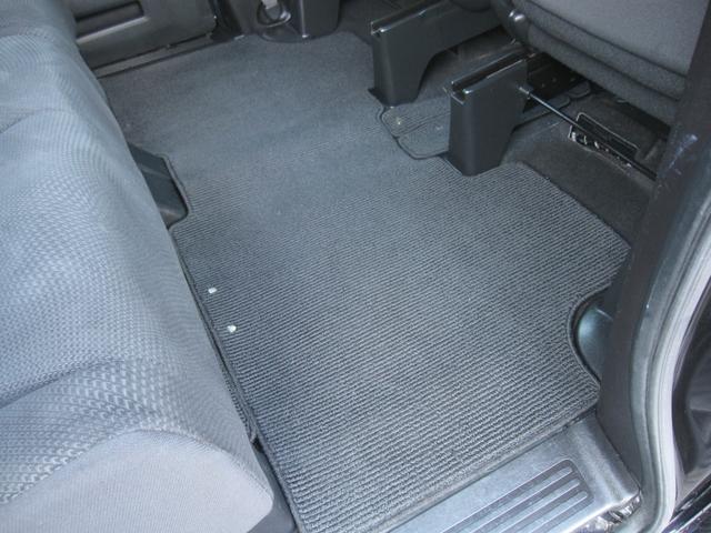 足元のマットは取り外してしっかり洗浄済み！見た目もにおいもすっきり清潔に♪