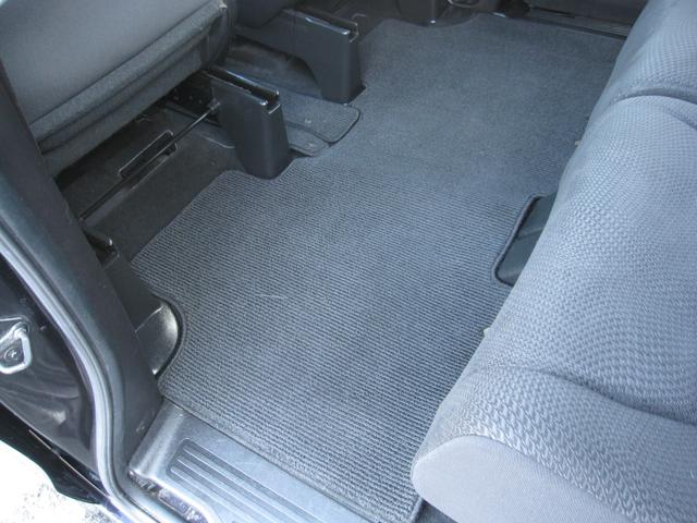 足元のマットは取り外してしっかり洗浄済み！見た目もにおいもすっきり清潔に♪