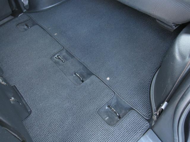 足元のマットは取り外してしっかり洗浄済み！見た目もにおいもすっきり清潔に♪