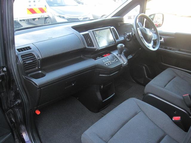 助手席も丁寧にクリーニング済み！ニオイやシミもなく、乗る人みんなが快適に過ごせる清潔空間です♪足元広々＆くつろぎの座り心地！同乗者も快適に過ごせます◎