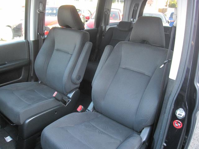 助手席も丁寧にクリーニング済み！ニオイやシミもなく、乗る人みんなが快適に過ごせる清潔空間です♪足元広々＆くつろぎの座り心地！同乗者も快適に過ごせます◎