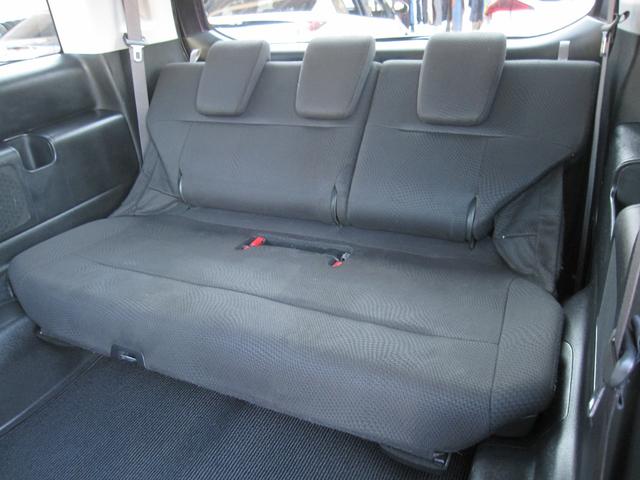 大人が座っても余裕あり！家族や友人とのお出かけも快適♪