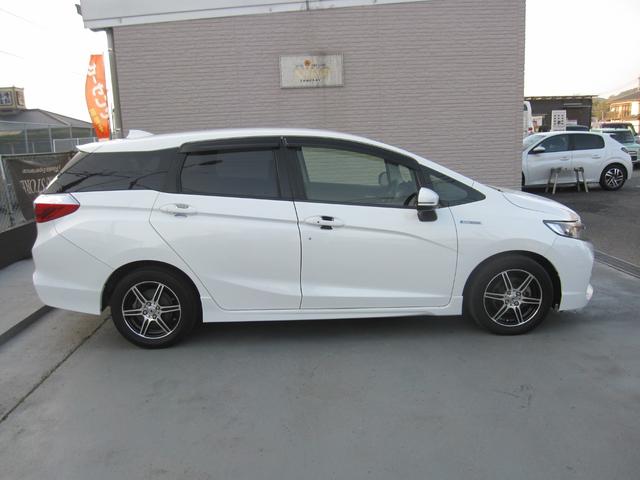 シャトル ハイブリッド　キーレス／スマートキー／プッシュスタート／アイドリングストップ／電動格納ドアミラー／インターナビ／ＣＤ／ＤＶＤ／Ｂｌｕｅｔｏｏｔｈ／ワンセグ／ＥＴＣ／ＥＣＯＮ／バックモニタ／フルフラット／社外ＡＷ（4枚目）