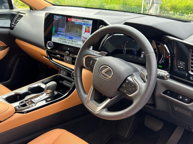 NX NX350h 一部改良モデル パノラマルーフ 純OP20インチAW HDMI端子 走行中TVOK ヘーゼルレザーシート ETC LED 純正ナビTV アラウンドビュー 禁煙車 パワーバックドア 5年コーティング済(3枚目)