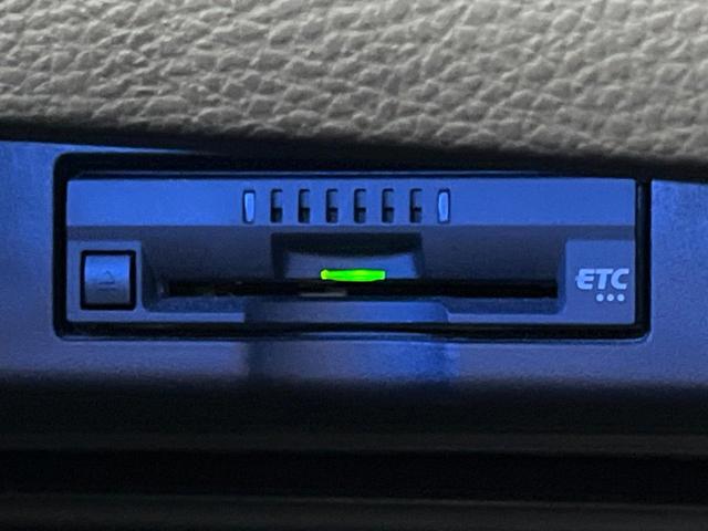 ハリアー プレミアム　後期　純正９インチナビ　バックカメラ　ドラレコ　ＥＴＣ　ＬＥＤヘッド　パワーシート　パワーバックドア　フルセグ　Ｂｌｕｅｔｏｏｔｈ　電子パーキング　オートホールド（8枚目）