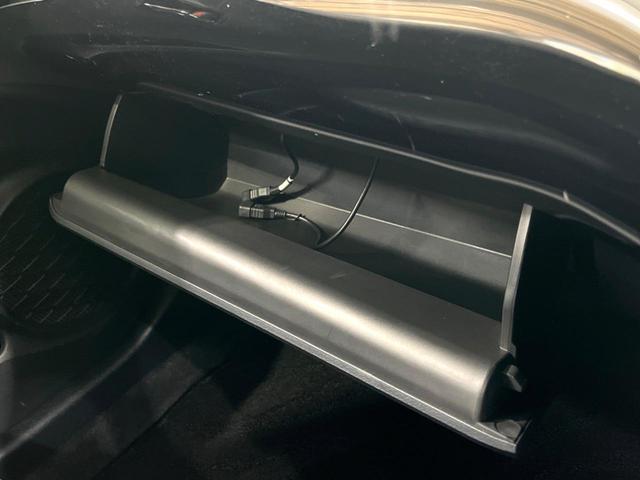 プリウス Ｓ　９インチナビ　バックカメラ　ＥＴＣ　衝突軽減　レーダークルーズ　ＬＥＤヘッド　ドラレコ　フルセグ　Ｂｌｕｅｔｏｏｔｈ　オートエアコン　スマートキー（33枚目）