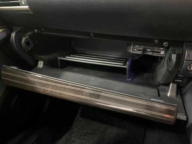 ＩＳ ＩＳ３００ｈ　バージョンＬ　純正ナビ　黒革　衝突軽減　ＥＴＣ　バックカメラ　ＬＥＤヘッド　レーダークルーズ　フルセグ　Ｂｌｕｅｔｏｏｔｈ　パワーシート　ＢＳＭ　ステアリングヒーター　シートベンチレーション　サン（57枚目）