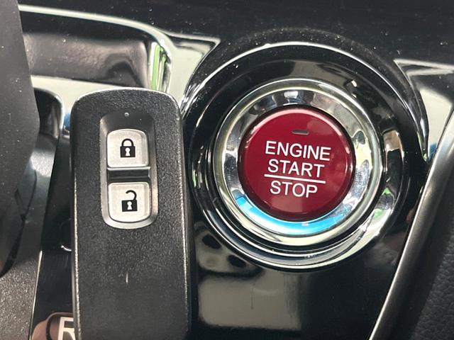 【Hondaスマートキー】カバンやポケットに入れたままでもドアの施錠・解錠が可能なスマートキーを装備。エンジンのオン・オフ時もカギを取り出す必要が無いからとっても便利です♪
