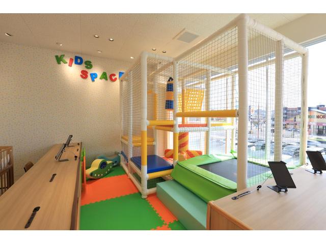 大きなキッズスペースも完備!小さなお子様連れでも、ゆっくりとお車探しをお楽しみいただけます。