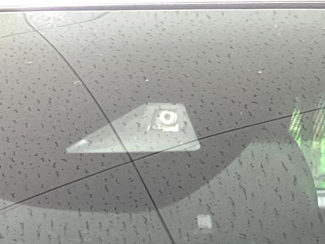 【ホンダセンシング】走行中に前方の車両等を認識し、衝突しそうな時は警報とブレーキで衝突回避と被害軽減をアシスト。より安全にドライブをお楽しみいただけます。