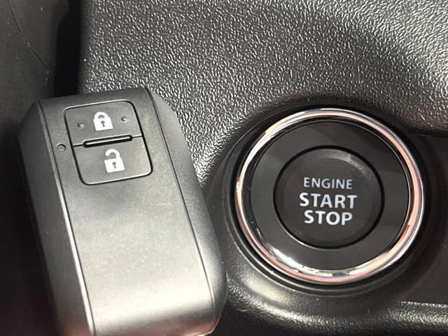 【キーレススタートシステム】カバンやポケットに入れたままでもドアの施錠・解錠が可能なスマートキーを装備。エンジンのオン・オフ時もカギを取り出す必要が無いからとっても便利です♪