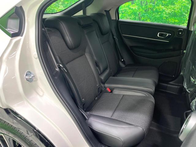 ヴェゼル ｅ：ＨＥＶ　Ｚ　登録済未使用車　純正９インチナビ　全周囲カメラ　フルセグ　パワーバックドア　ＥＴＣ　ブラインドスポットモニター　衝突軽減　レーダークルーズ　前席シートヒーター　ステアリングヒーター　ＬＥＤヘッド（10枚目）