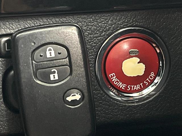 【スマートキー】カバンやポケットに入れたままでもドアの施錠・解錠が可能なスマートキーを装備。エンジンのオン・オフ時もカギを取り出す必要が無いからとっても便利です♪