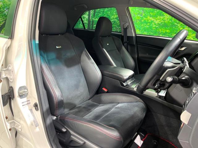 【ハーフレザーシート】高級感と座り心地を両立した人気のシート♪背面・座面のファブリック素材は、通気性の良さや滑りにくさに優れています。気温や服装に左右されず快適にお乗りいただけます。