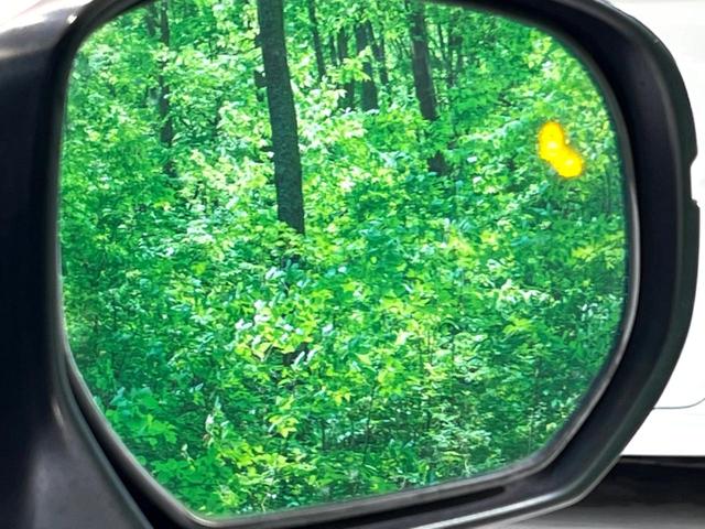 【ブラインドスポットインフォメーション】走行中、ドアミラーの死角になりやすい箇所に後続車が接近するとサイドミラー付近に警告を表示、ドライバーに注意喚起をしてくれます。