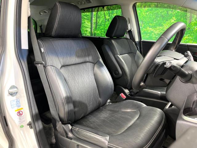 【ハーフレザーシート】高級感と座り心地を両立した人気のシート♪背面・座面のファブリック素材は、通気性の良さや滑りにくさに優れています。気温や服装に左右されず快適にお乗りいただけます。