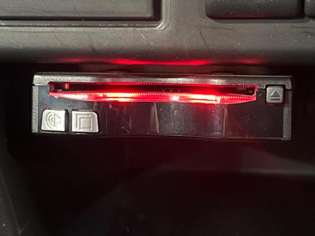 アルトワークス ベースグレード　純正ナビ　バックカメラ　レカロシート　衝突軽減　ＥＴＣ　ＨＩＤヘッド　ドラレコ　ハーフレザーシート　オートエアコン　オートライト　スマートキー　電動格納ミラー　純正１５インチアルミ　禁煙車（7枚目）