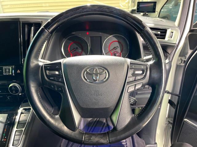 【ステアリングヒーター】冬場に冷たくなりやすい革巻きステアリングを、スイッチ一つで素早く適温に！エアコンよりも早く温まってくれるので、寒い日の運転も快適になりますね♪