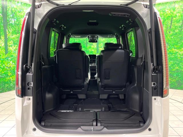 ステップワゴン ｅ：ＨＥＶスパーダ　登録済未使用車　両側電動ドア　ＢＳＭ　衝突軽減　電動リアゲート　シートヒーター　ハーフレザーシート　コーナーセンサー　スマートキー　ＬＥＤヘッド　純正１６インチアルミ　車線逸脱警報　オートライト（12枚目）