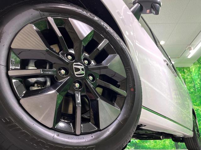 ステップワゴン ｅ：ＨＥＶスパーダ　登録済未使用車　両側電動ドア　ＢＳＭ　衝突軽減　電動リアゲート　シートヒーター　ハーフレザーシート　コーナーセンサー　スマートキー　ＬＥＤヘッド　純正１６インチアルミ　車線逸脱警報　オートライト（14枚目）